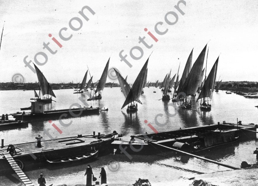 Dahabyen auf dem Nil | Dahabyen on the Nile - Foto foticon-simon-008-027-sw.jpg | foticon.de - Bilddatenbank für Motive aus Geschichte und Kultur